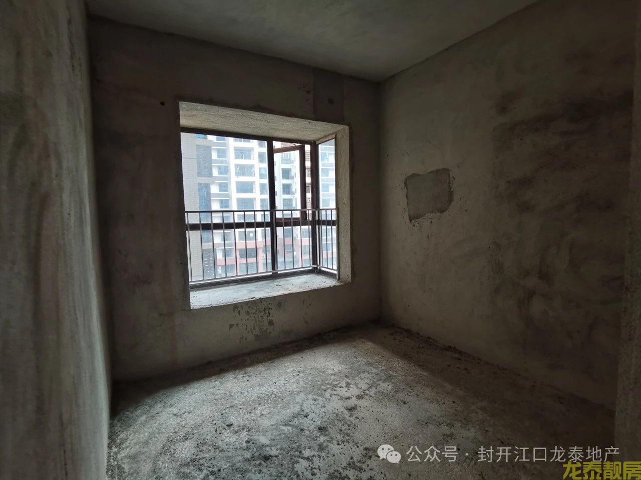 佰隆山河毛坯电梯中层4房