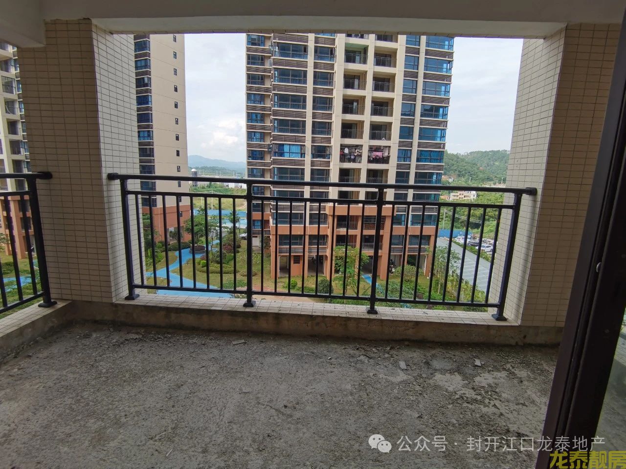 佰隆山河毛坯电梯中层4房