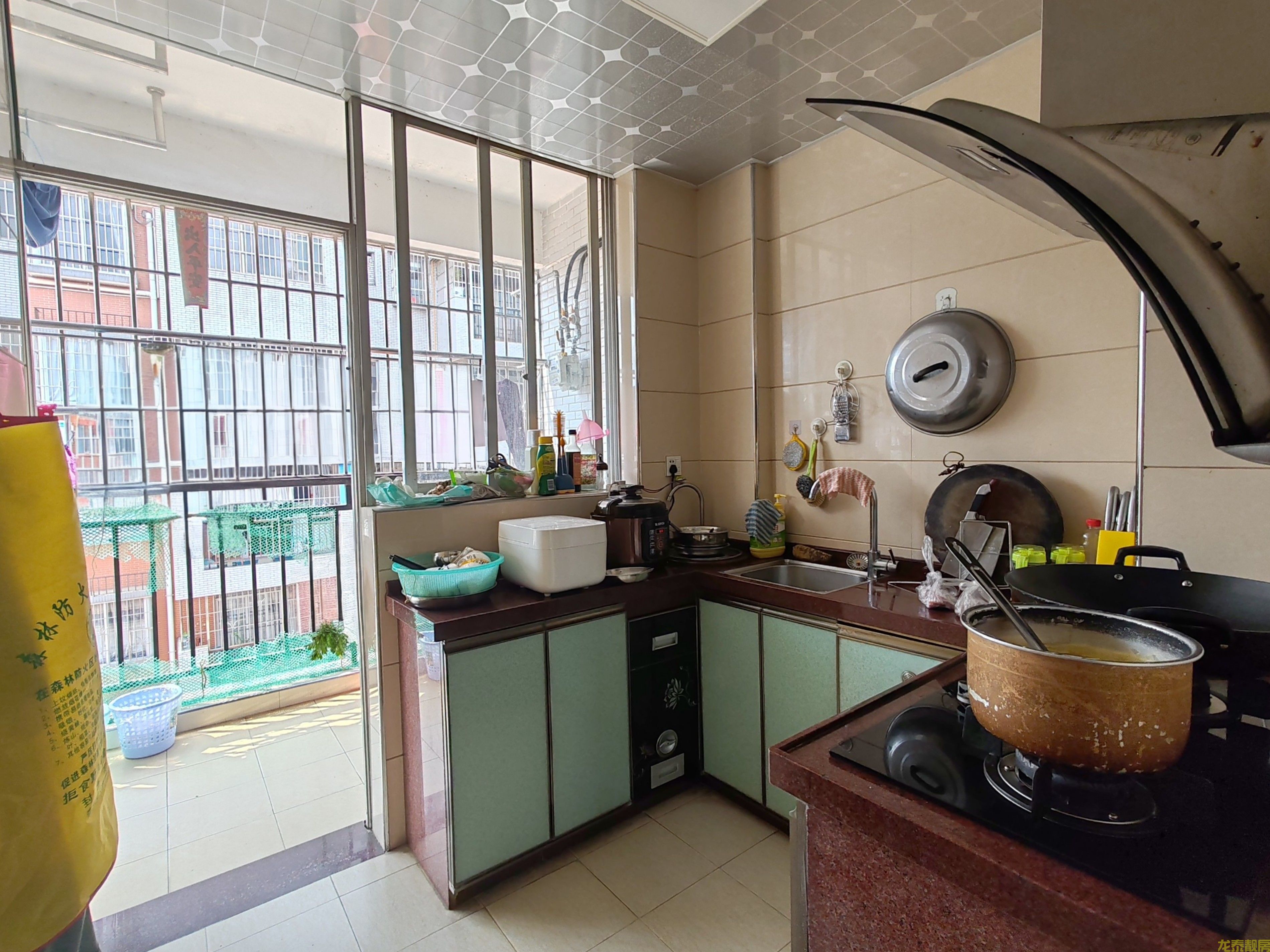 广信新城步梯三房售32.3万