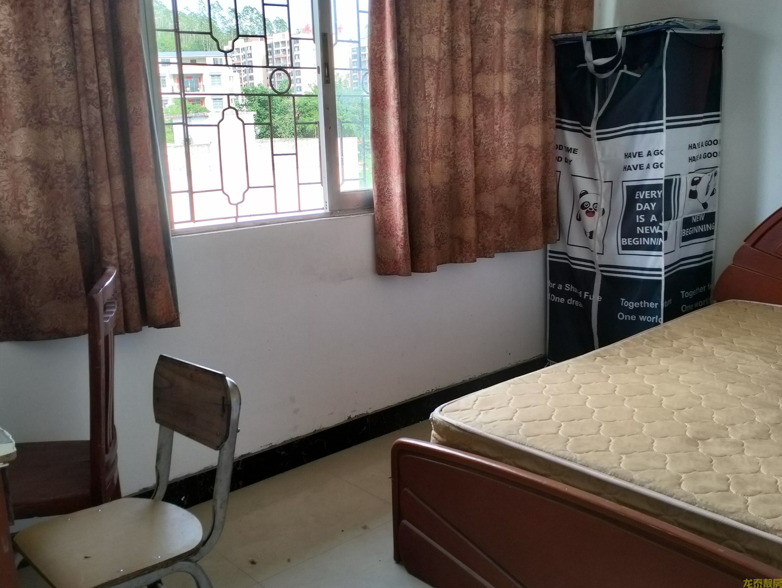 职中球场附近四楼单间